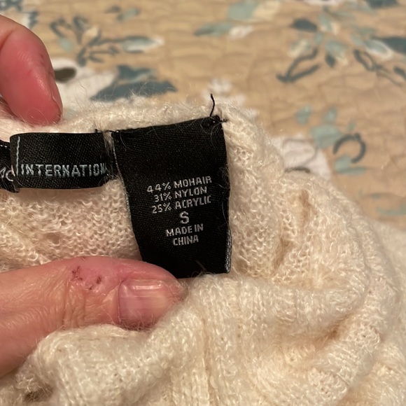 Size small, feminine light sweater - Picture 2 of 5